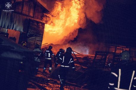 У Сумах вночі сталася велика пожежа на деревообробному підприємстві