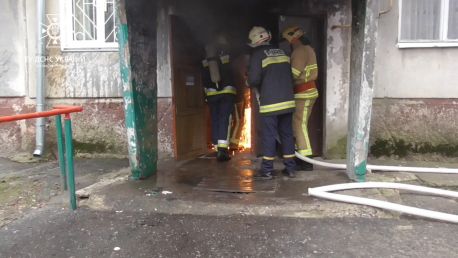 У Сумах вогнеборці ліквідували загоряння в підвалі багатоквартирного будинку (відео)