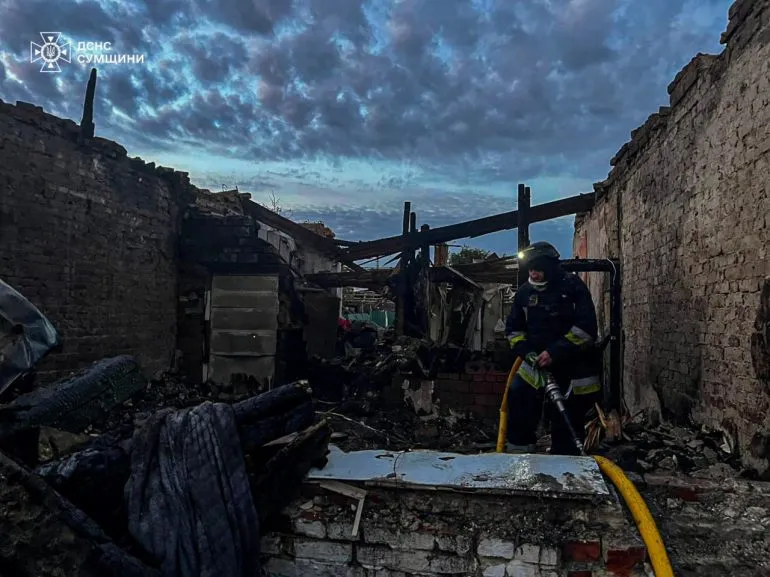 Рятувальники гасили пожежу після атаки рашистів на Сумщині: загинули четверо