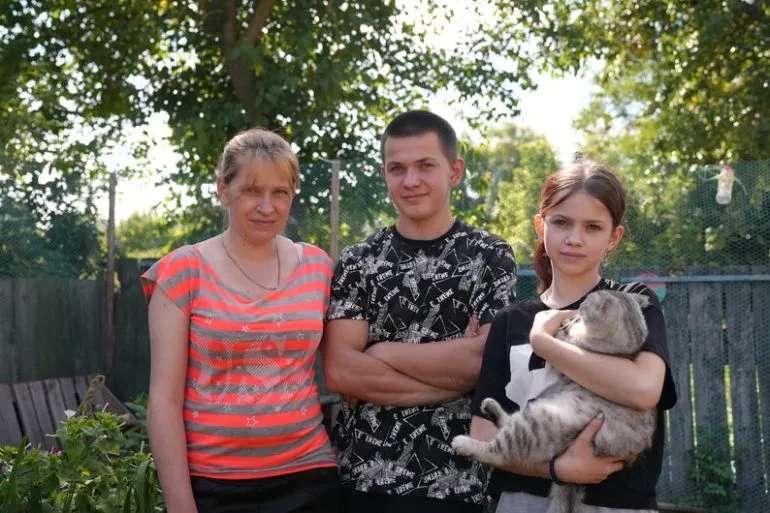 Жили з дітьми у водостічній трубі. Історія родини з Куп'янського району, яка оселилася на Сумщині