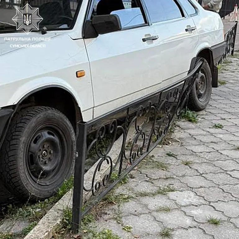 У Сумах вщент п'яний водій ВАЗ врізався у припарковану Infiniti, а потім у паркан