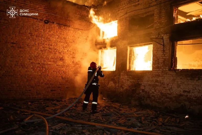 У Сумах рятувальники ліквідували масштабну пожежу, спричинену ворожою атакою
