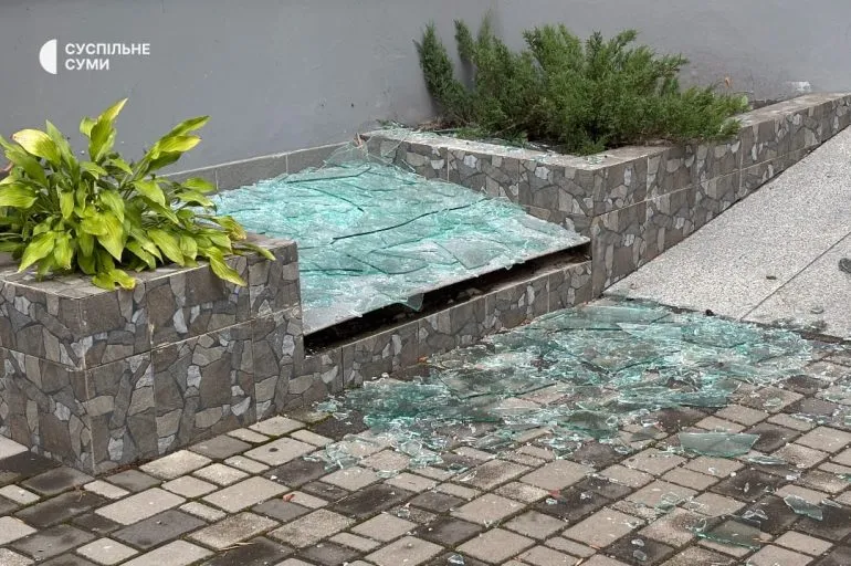 У Конотопі пошкоджено багатоквартирні будинки та два навчальні заклади