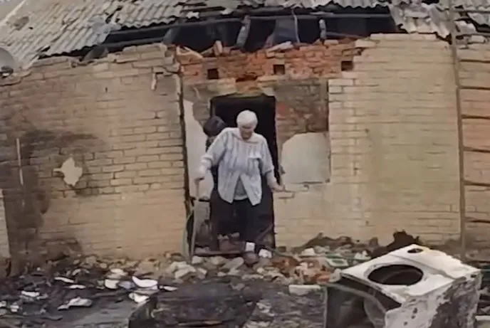 «Білий янгол» врятував літню жінку з прикордонного села на Сумщині після удару ворожого дрона (відео)