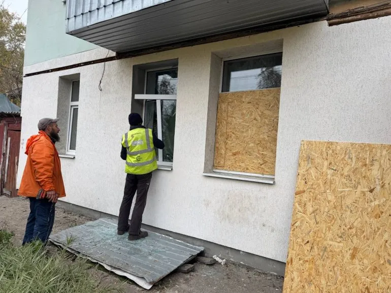У Сумах на місці прильоту КАБів у багатоповерхівці вибито близько 100 вікон
