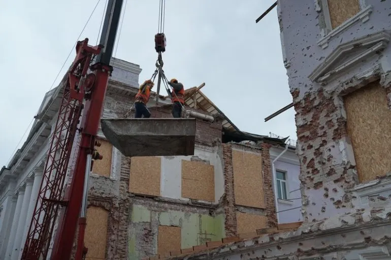 У Сумах демонтують частину пошкодженого ракетною атакою корпусу СумДУ