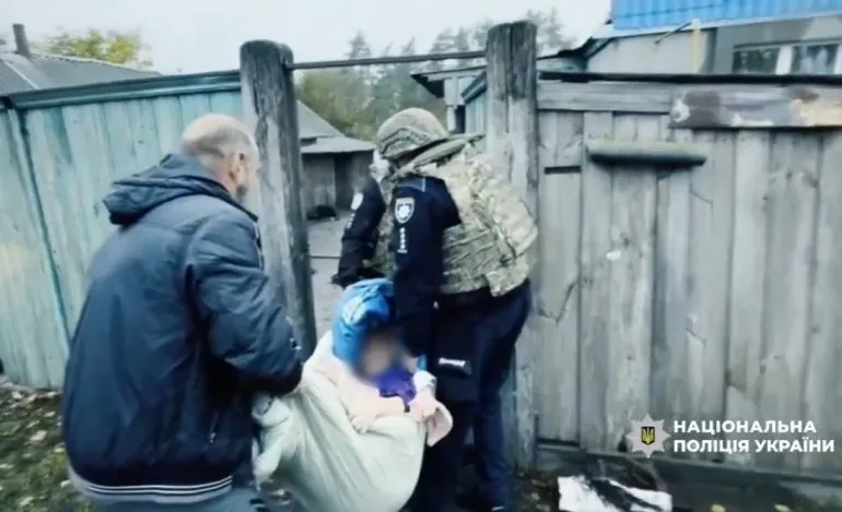 Поліцейські спецпідрозділу «Білий Янгол» евакуювали маломобільну жінку з прикордоння Сумщини