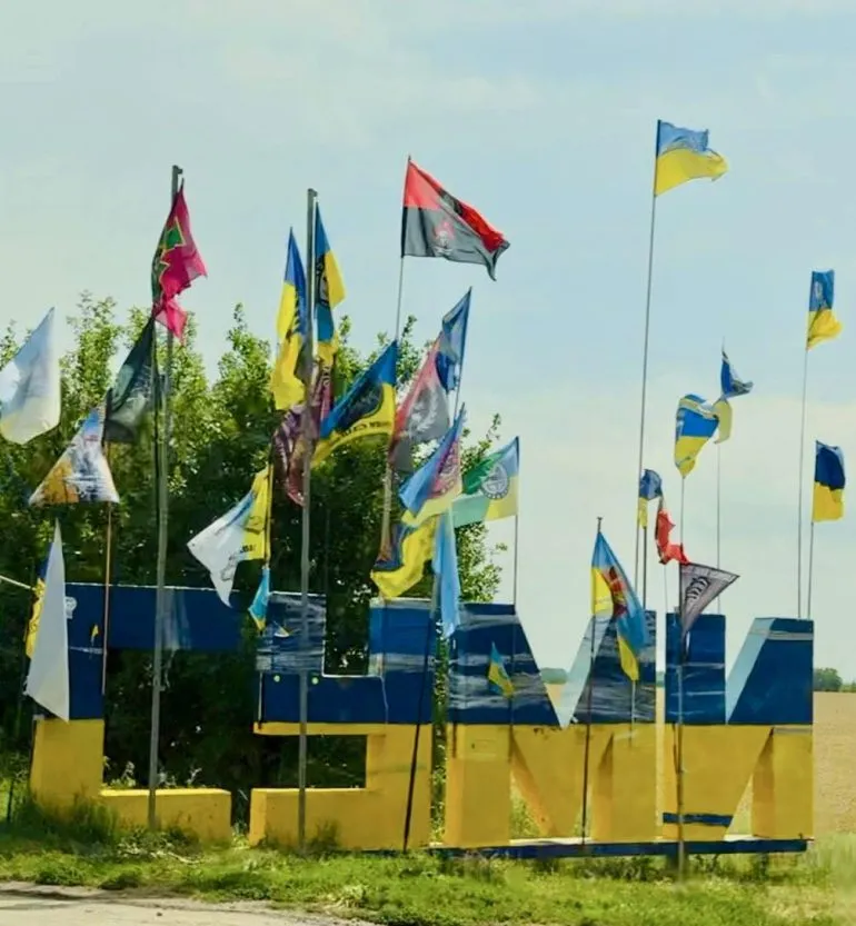 Суми знову в сльозах: громада провела в останню путь одразу трьох Героїв