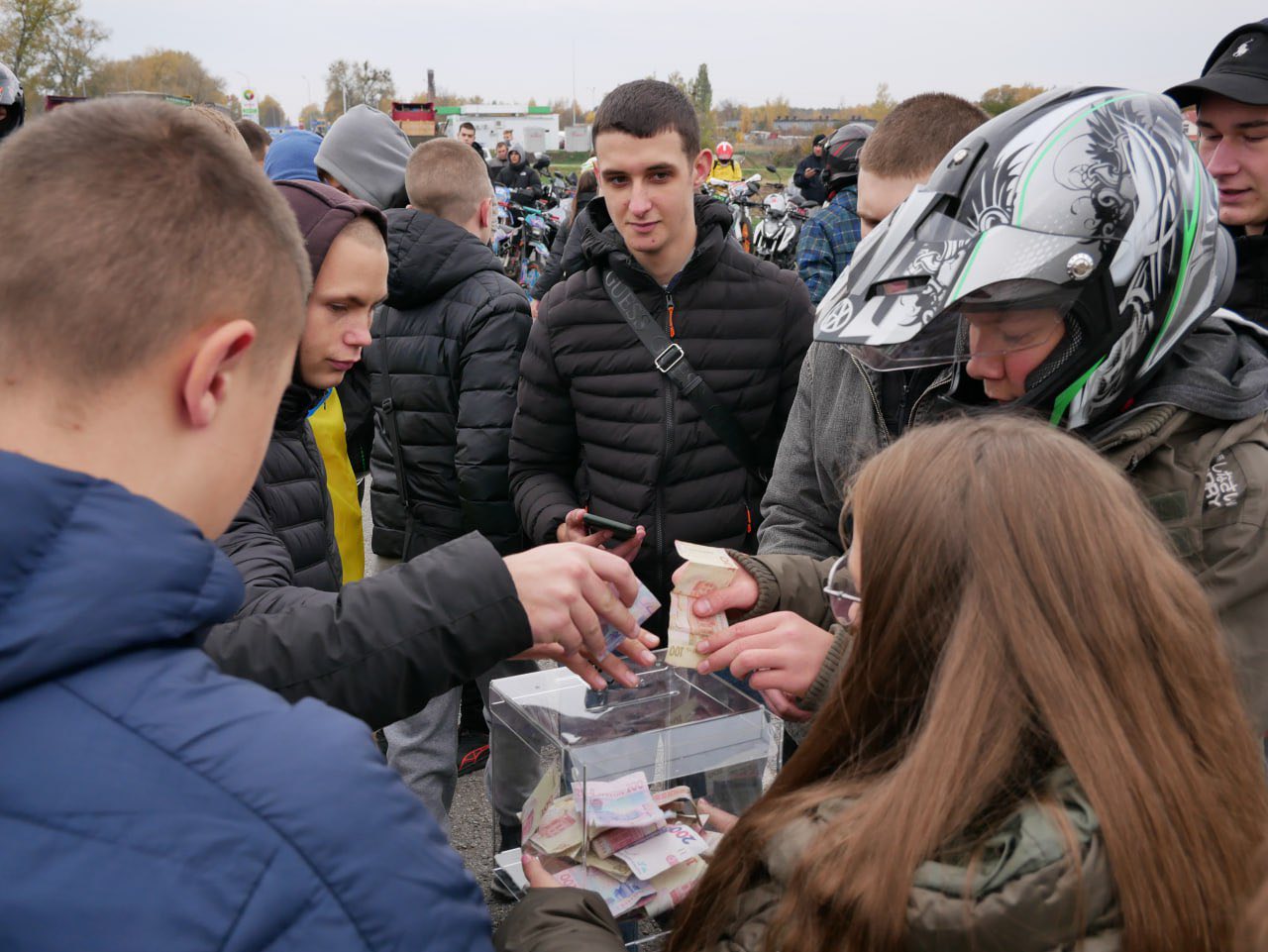 На зображенні мотоцикл та натовп