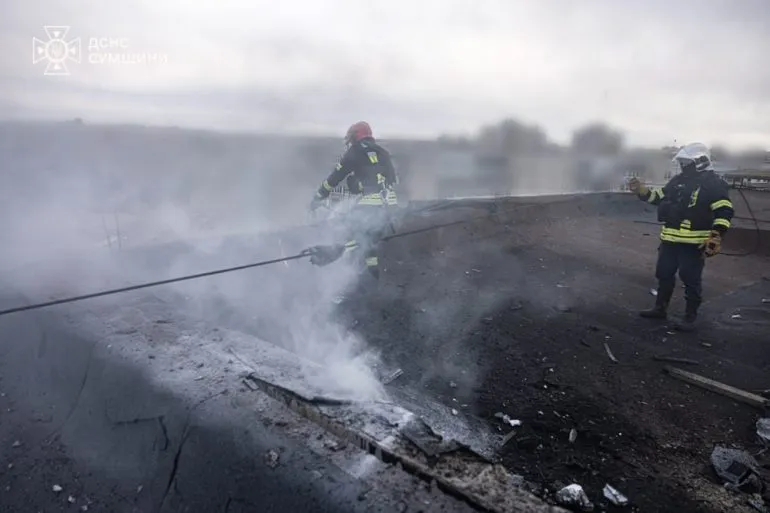 Рятувальники показали, як гасили пожежу після влучання БПЛА по даху багатоповерхівки в Сумах