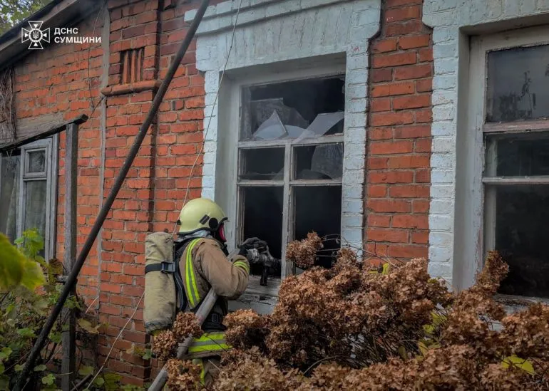 На Сумщині сталася трагедія через куріння: рятувальники знайшли тіло господаря у палаючому будинку