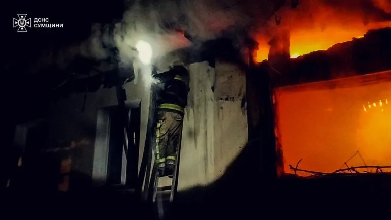 У Кролевці вогнеборці ліквідували загоряння житлового будинку (відео)