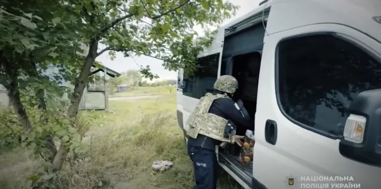 "Білі янголи" евакуювали трьох людей з обстрілюваного села на Глухівщині