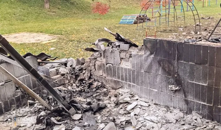 росія атакувала залізницю та освітні заклади у Сумах «шахедами»