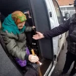 Поліцейські евакуювали 100-річну мешканку прикордоння Сумщини (відео)