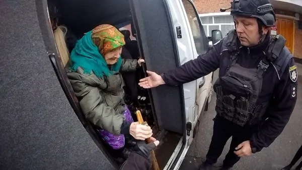 Поліцейські евакуювали 100-річну мешканку прикордоння Сумщини (відео)