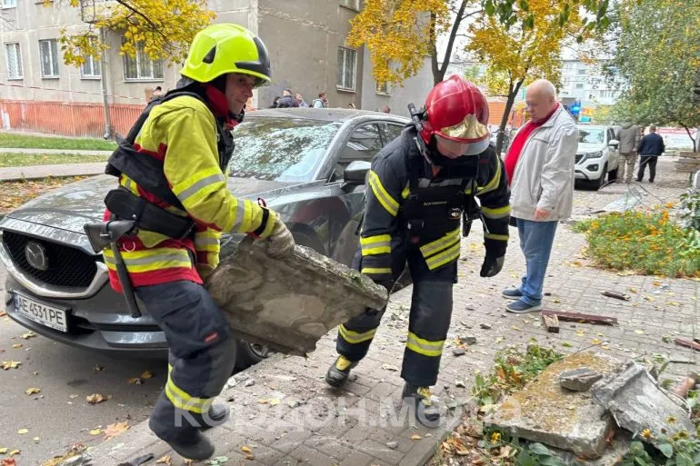 Влучання БПЛА по будинку в Сумах: попередньо без постражадалих