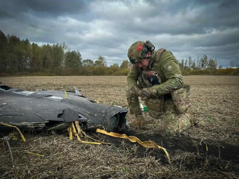 Небезпечна знахідка під Сумами: поліція підірвала бойову частину збитого російського дрона