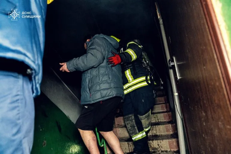 У Сумах під час пожежі врятовано шестеро осіб, з них одну дитину (відео)