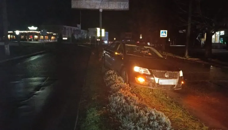 У Шостці 76-річний водій не впорався з керуванням через засліплення зустрічним авто