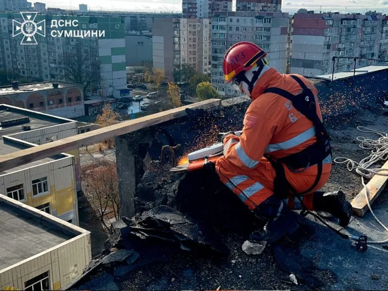 Рятувальники провели висотні роботи у пошкодженій від ворожої атаки багатоповерхівці в Сумах