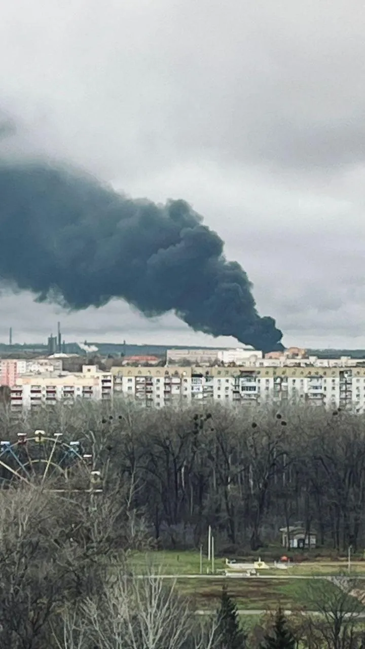 Служби бʼють на сполох: Суми після прильоту в районі Хімпрому накрив отруйний дим