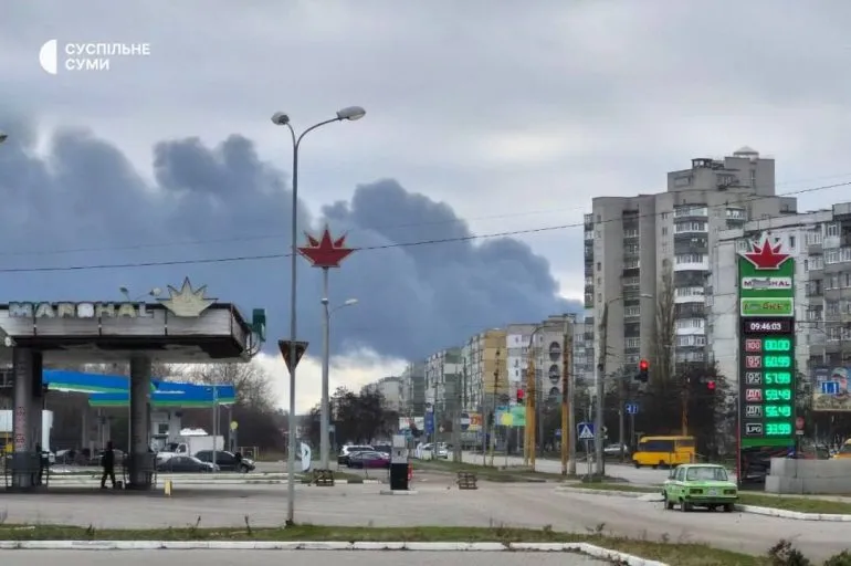 Після сьогоднішнього ракетного удару на Сумам знову підіймається отруйний дим. Що ж горить?