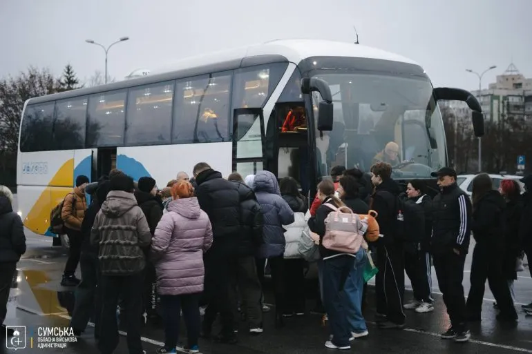 20 дітей із Сумщини вирушили на двотижневий відпочинок до В'єтнаму