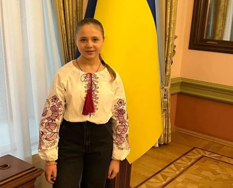 Вона вибралася з-під завалів і почала рятувати папу і братика, який не вижив — Зеленський нагородив семикласницю Аріну Журбу із Сум