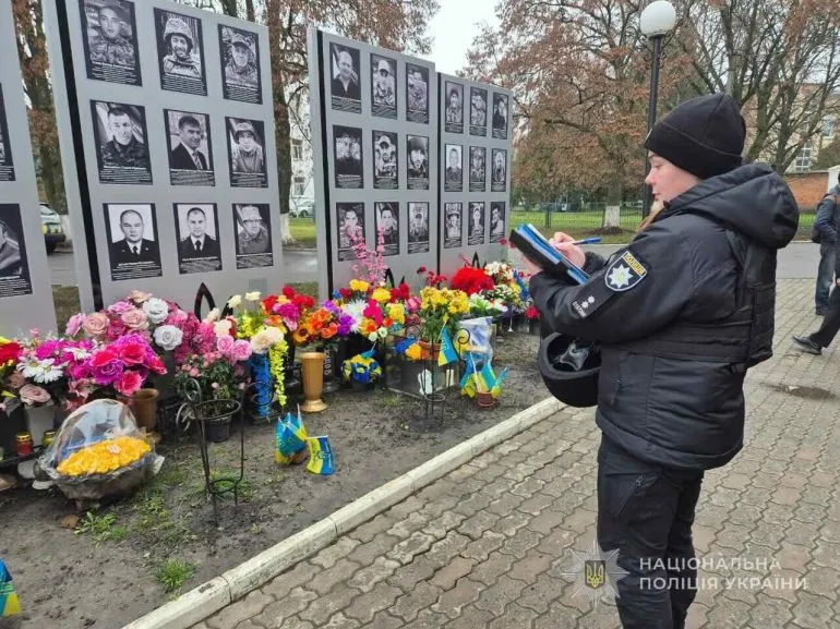 Вандалізм «на крові»: у Ромнах невідомі поглумилися над портретом загиблого Героя на Алеї слави