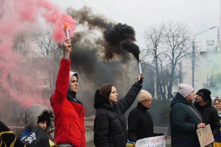 У центрі Конотопа під час мітингу запалили димові шашки