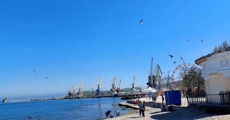 у Феодосії, ймовірно, зазнали атаки морський порт та нафтобаза