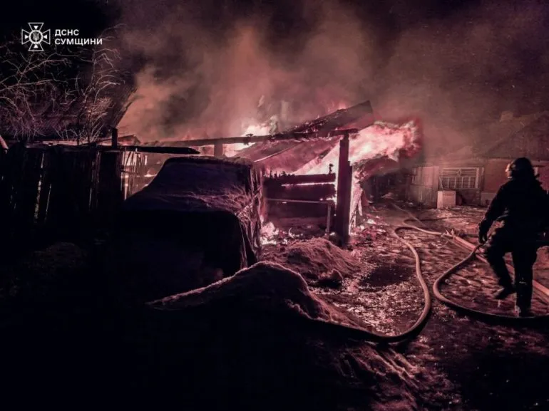 На Сумщині вогнеборці двічі ліквідовували масштабні загоряння в житловому секторі