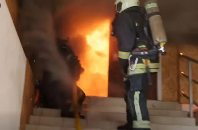 У Сумах рятувальники ліквідували масштабну пожежу, запобігши перекиданню вогню на супермаркет