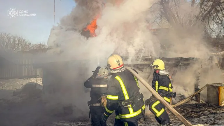 У Ямполі співробітники ДСНС ліквідували пожежу в житловому секторі