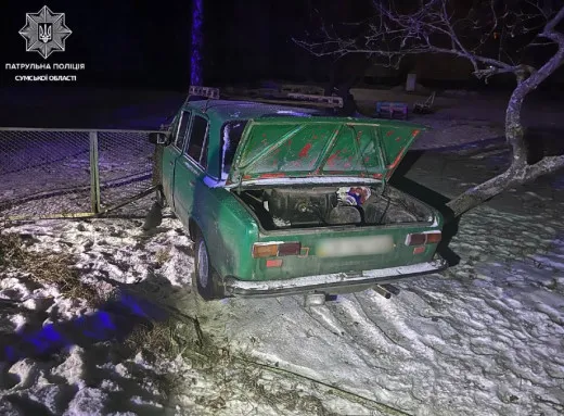 У Сумах водій легковика не впорався з керуванням та протаранив огорожу