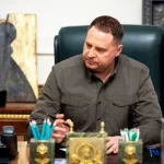 Розслідувачі знайшли Єрмака в Києві. Він не став відповідати на запитання