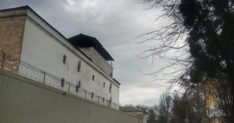 викрадену директорку школи в Криму понад півроку тримають у СІЗО Сімферополя