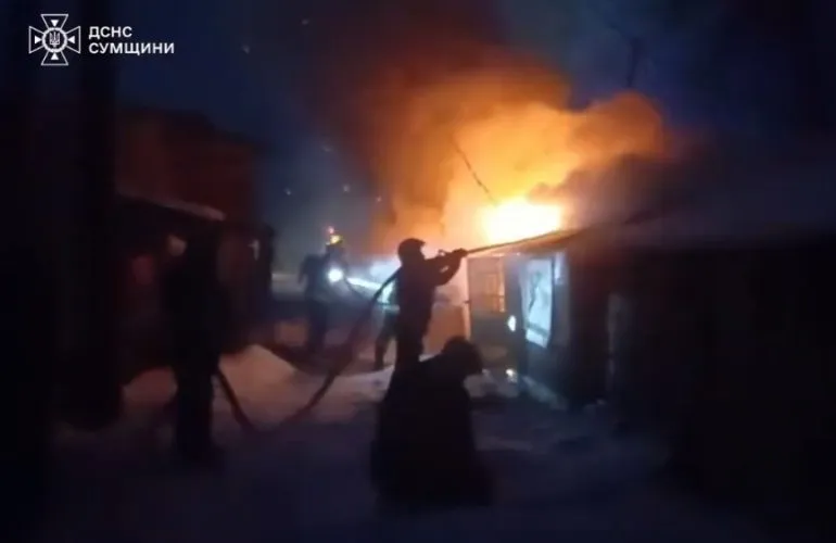 У Сумах рятувальники приборкали загоряння гаражів (відео)