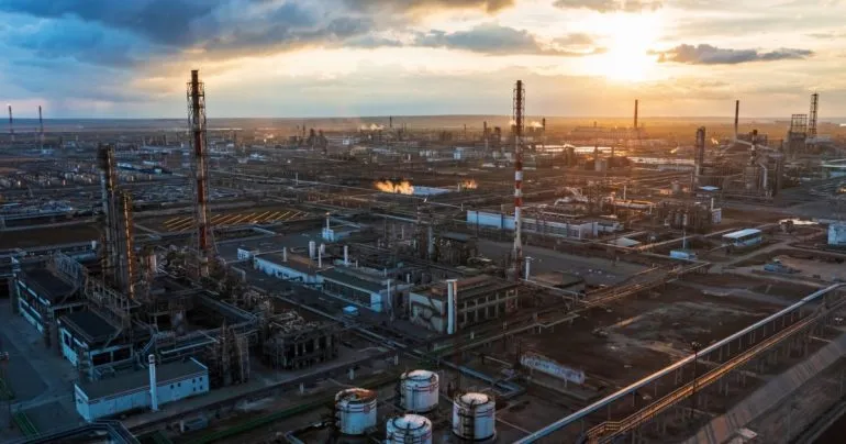 у Волгограді загорівся завод після атаки дронів – ймовірно, це НПЗ «Лукойл»
