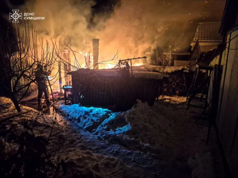 На Сумщині вогнеборці двічі ліквідовували загоряння господарчих будівель