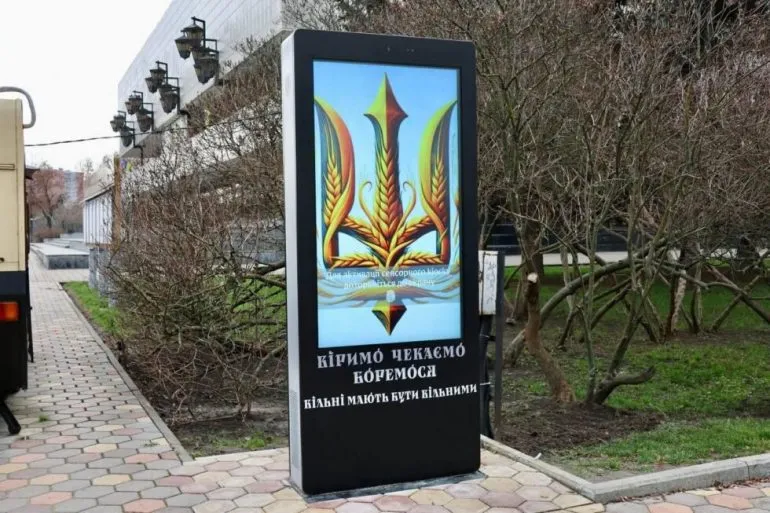 У Сумах іще 16 історій захисників з’являться на екрані термінала надії на Театральній площі