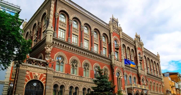 Долар наближається до 44 гривень – НБУ оновив офіційний курс