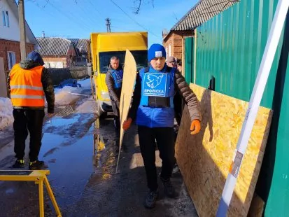 Волонтери допомагають відновити пошкоджені оселі в Сумах