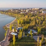 в Таганрозі лунають вибухи, голова міста заявляє про «масовану атаку БПЛА»