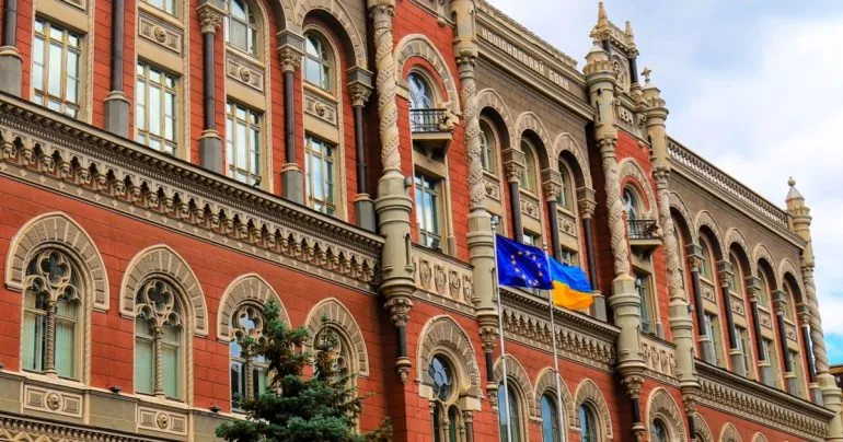 НБУ зупинив зростання долара на міжбанку, але оновив офіційний мінімум гривні