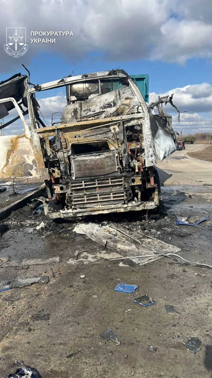 Під Сумами внаслідок ворожої атаки загинув водій вантажівки