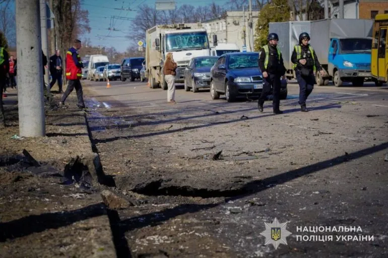 2 загиблі, 9 поранено та пошкоджено інфраструктуру: поліція Сумщини працює на місцях ворожих атак