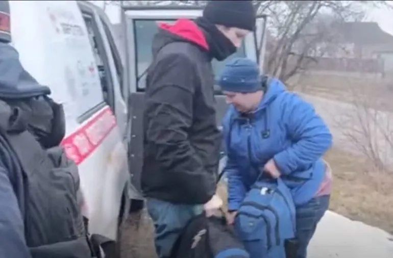 Евакуація з прикордоння Сумщини: співробітники ДСНС вивезли жінку з дитиною