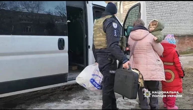 “Білі янголи” евакуювали з прикордоння Сумщини маму з двома дітьми